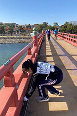 宇治橋の上の清掃