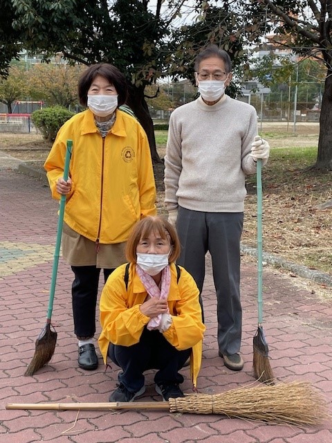 平野公園の側溝清掃をするメンバー