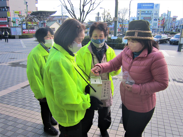 街中での募金活動