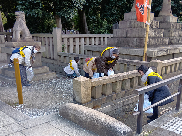 境内で清掃活動中です