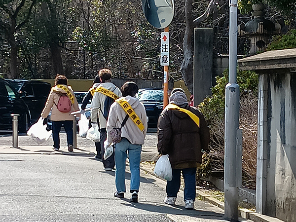 ゴミを見逃さないように探索しています
