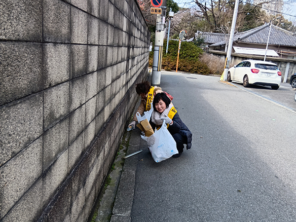 住吉大社の周辺で清掃活動中