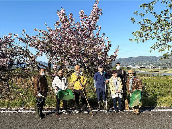 桜の前で集合写真