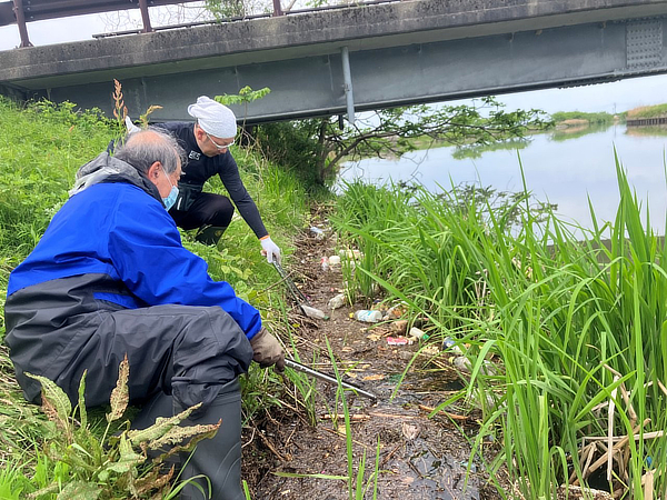 水辺でのごみ拾い