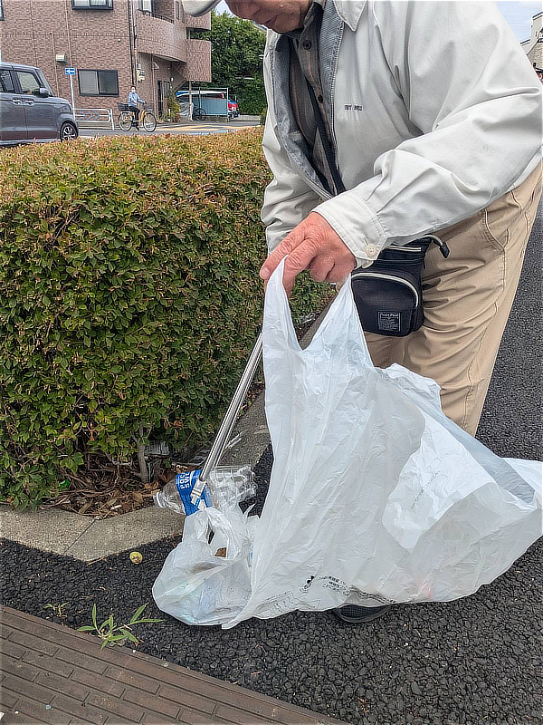 集めたごみをトラックの荷台に載せる