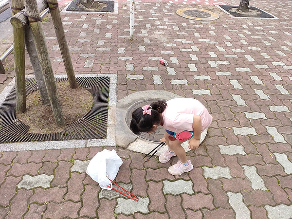 水辺でのごみ拾い