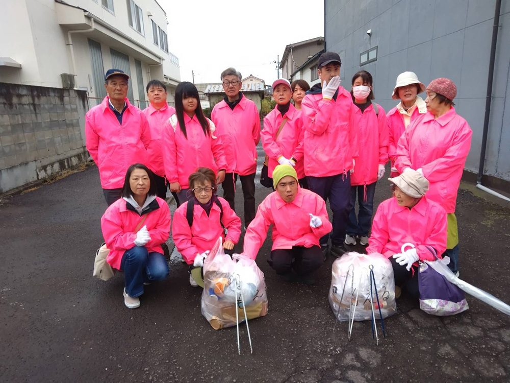 地元のお祭り会場でゴミ拾い